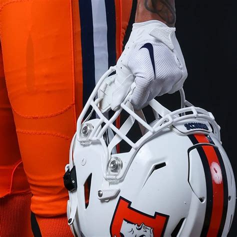 broncos helmet leak|Denver Broncos To Debut New White Helmets, Navy。